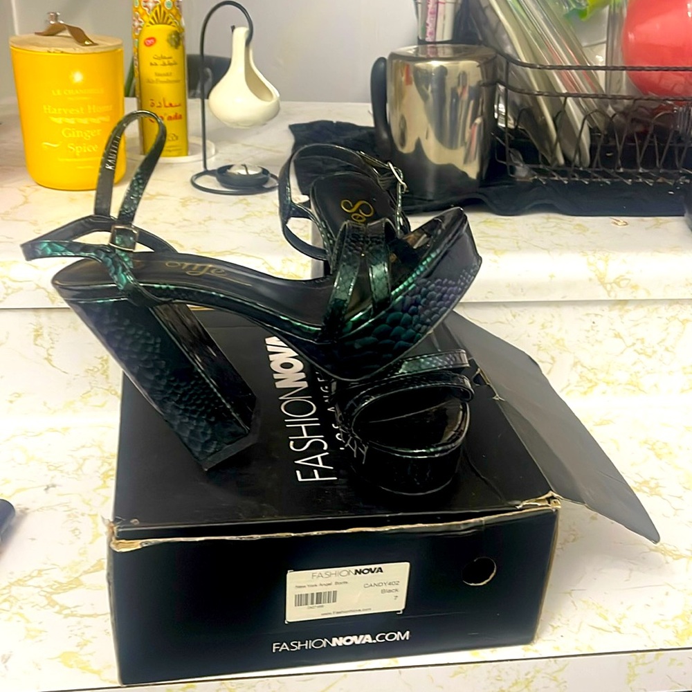 Fashion Nova NWT
SIZE 7
Bought them but never wore them…